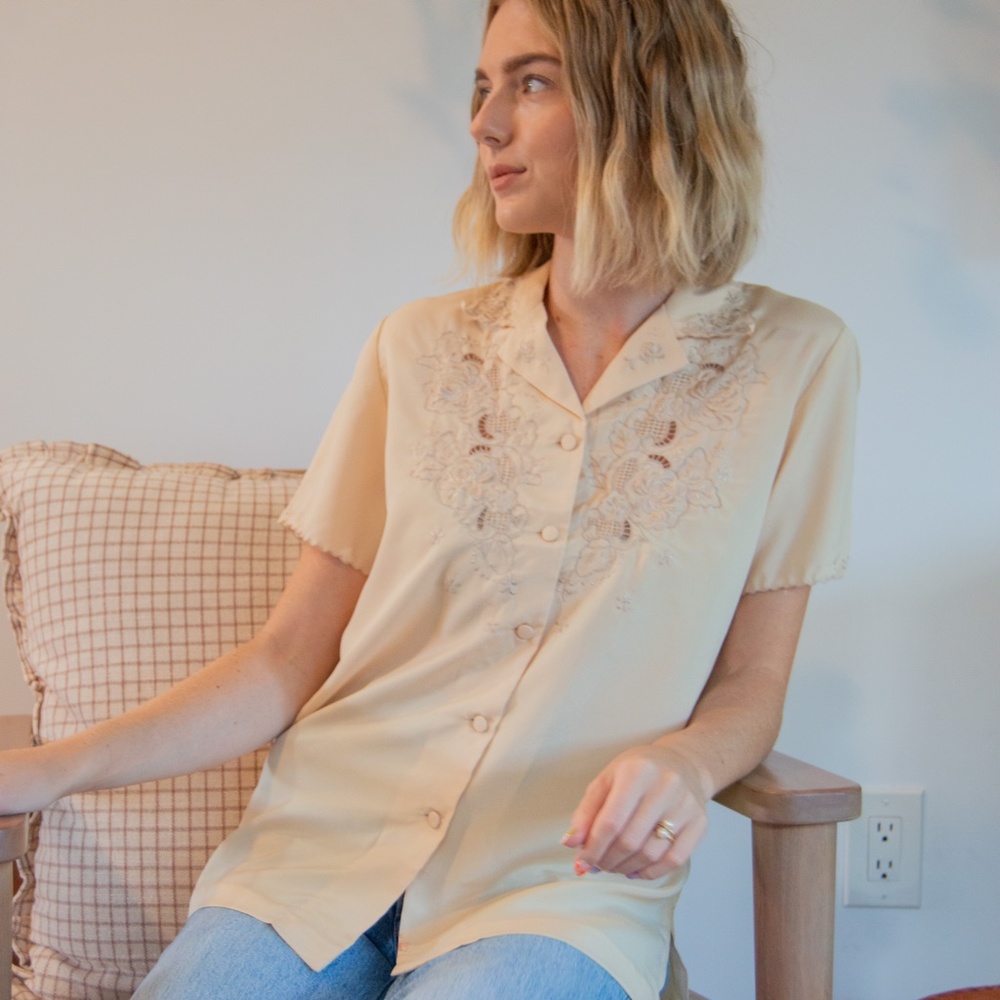 1950s Vintage Hand Embroidered Short Sleeve Blouse - Picture 2 of 13